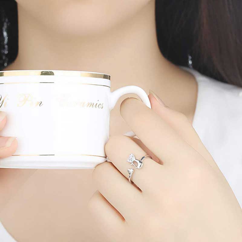 Anillos de gato 22 Mujer luciendo su anillo de gato