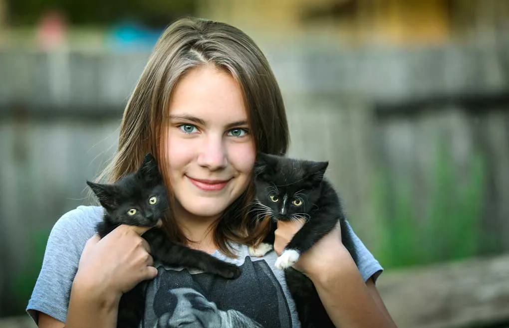 Mujer cuidando a sus gatitos